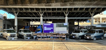 Hong Kong Customs on August 8 mounted an anti-smuggling operation in the vicinity of Tai O, Lantau Island, and detected a suspected smuggling case using a speedboat. A batch of suspected smuggled goods, including frozen Wagyu beef, dried shark fins and used tablet computers, with an estimated market value of about $18 million, was seized. Photo shows the suspected smuggled goods seized and the detained vehicles suspected to be involved in the case.