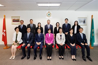 The Commissioner of Customs and Excise, Ms Louise Ho, today (August 10) met the Director General in Shanghai Customs District, Mr Gao Rongkun, in the Customs Headquarters Building. Photos shows Ms Ho (front row, centre); Mr Gao (front row, third left); the Deputy Commissioner (Management and Strategic Development), Mr Ellis Lai (front row, second left); the Assistant Commissioner (Administration and Human Resource Development), Ms Tam So-ying (front row, second right); the Assistant Commissioner (Excise and Strategic Support), Mr Rudy Hui (front row, first right);and Hong Kong Customs officers and members of the Shanghai Customs delegation.