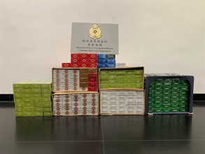 Hong Kong Customs yesterday (August 10) conducted anti-illicit cigarette operations in Tsuen Wan and successfully raided two suspected illicit cigarette storage centres. A total of about 440 000 suspected illicit cigarettes with an estimated market value of about $1.6 million and a duty potential of about $1.1 million were seized. Photo shows some of the suspected illicit cigarettes seized.