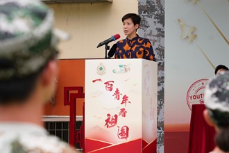 海關關長何珮珊今日（八月十三日）於深圳主禮「香港海關青年發展計劃」（「Customs YES」）舉辦的「一百青年看祖國—軍事訓練體驗營」結營儀式。何珮珊致歡迎辭時希望青年透過活動深入了解國家。