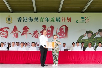 The Commissioner of Customs and Excise, Ms Louise Ho, today (August 13) officiated at the graduation ceremony of the Military Training Experience Camp for Hundred Youths organised by "Customs YES" in Shenzhen. Photo shows the Under Secretary for Security, Mr Michael Cheuk (left), presenting a commendation certificate to an outstanding participant.