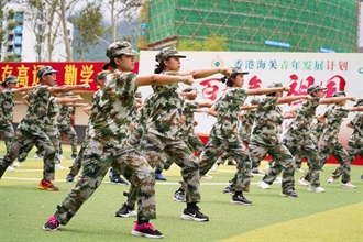 The Commissioner of Customs and Excise, Ms Louise Ho, today (August 13) officiated at the graduation ceremony of the Military Training Experience Camp for Hundred Youths organised by "Customs YES" in Shenzhen. One hundred "Customs YES" youth members participated in a four-day military training experience camp to experience the military life.