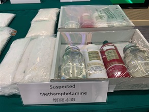 香港海关于六月十二日至八月十一日采取代号「狙击者」的反毒品行动，打击利用集运方式贩运毒品。图示行动中检获的部分怀疑冰毒。