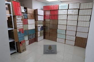 Hong Kong Customs yesterday (August 16) conducted anti-illicit cigarette operations in To Kwa Wan and Tuen Mun respectively, and successfully smashed two suspected illicit cigarette storage centres. A total of about 1.85 million suspected illicit cigarettes with a total estimated market value of about $6.8 million and a duty potential of about $4.6 million were seized. Photo shows the suspected illicit cigarettes seized in To Kwa Wan.