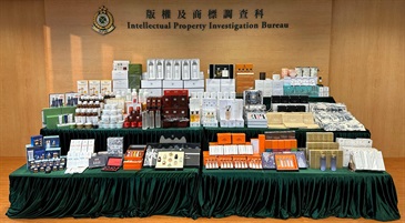 香港海关昨日（八月十七日）展开特别执法行动，打击网上售卖冒牌香水和化妆护肤品的侵权活动。经初步点算，涉案的怀疑冒牌物品约有三千件，估计市值约一百三十万元。图示检获的部分怀疑冒牌物品。
