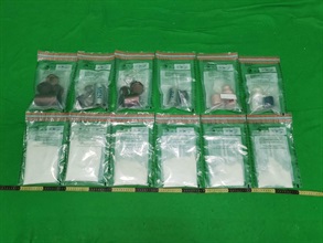 香港海关昨日（八月二十日）在香港国际机场检获约九百克怀疑可卡因，估计市值约七十万元。图示检获的怀疑可卡因和用作收藏毒品的香水瓶和止汗剂瓶。