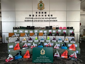 香港海關八月五日在葵涌貨櫃碼頭檢獲約七千一百件懷疑走私冒牌貨物，估計市值共約一百七十萬元。圖示檢獲的懷疑走私冒牌貨物。
