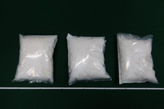 Hong Kong Customs yesterday (August 25) seized about 3 kilograms of suspected methamphetamine with an estimated market value of about $1.5 million in To Kwa Wan. Photo shows the suspected methamphetamine seized.