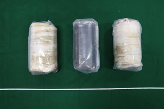香港海关昨日（八月二十九日）在青衣检获约七公斤怀疑可卡因，估计市值约五百五十万元。图示检获的怀疑可卡因。