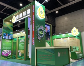 香港海关由明日（九月五日）起，一连五日在香港会议展览中心举行的香港钟表展设置摊位，宣传贵金属及宝石交易商监管制度，并提供现场柜枱服务，便利非香港交易商在参加展览期间提交现金交易报告。图示香港海关的摊位。