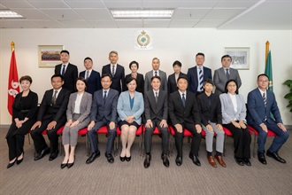 Hong Kong Customs, the Guangdong Sub-Administration of the General Administration of Customs of the People's Republic of China and Macao Customs Service organised the third Guangdong-Hong Kong-Macao Customs Intellectual Property Enforcement Cooperation Meeting yesterday and today (September 5 and 6). Photo shows the Assistant Commissioner (Intelligence and Investigation) of Customs and Excise, Mr Mark Woo (front row, fifth right); the Level I Bureau Rank Official of the Guangdong Sub-Administration of the General Administration of Customs of the People's Republic of China, Ms Liu Hong (front row, fifth left); and the Acting Assistant Director-General of Macao Customs Service, Mr Ip Va-chio (front row, fourth right), and attending officers from the three Customs administrations.