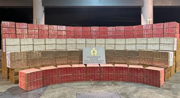 香港海關昨日（九月六日）在荃灣搗破一個大型懷疑私煙貯存倉庫，檢獲約一千六百萬支懷疑私煙，估計市值約六千萬元，應課稅值約四千一百萬元。圖示部分檢獲的懷疑私煙。