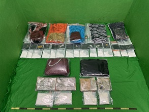香港海關昨日（九月九日）和今日（九月十日）在香港國際機場偵破兩宗行李藏毒的販毒案件，檢獲約一點五公斤懷疑可卡因及五點三公斤懷疑大麻花，估計市值共約二百五十萬元。圖示檢獲的懷疑可卡因和用作收藏毒品的衣物、手袋和電腦袋。