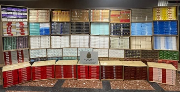 香港海关昨日（九月十一日）在深水埗进行反私烟行动，检获共约七十四万支怀疑私烟及约七千支怀疑另类吸烟产品，估计市值约二百七十四万元，私烟应课税值约一百八十五万元。图示检获的怀疑私烟和怀疑另类吸烟产品。