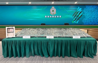 香港海关八月二十九日在葵涌检获约二百三十公斤怀疑可卡因，估计市值约一亿八千万元。图示检获的怀疑可卡因。