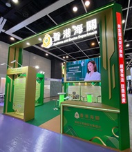 香港海关由明日（九月二十日）起，一连五日在香港会议展览中心举行的「环球盛事｜九月香港珠宝首饰展览会」设置摊位，宣传贵金属及宝石交易商监管制度，并提供现场柜枱服务，便利非香港交易商在参加展览期间提交现金交易报告。图示香港海关的摊位。