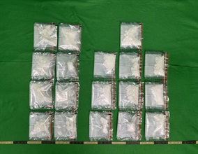 香港海關昨日（九月二十二日）在荃灣及香港國際機場偵破兩宗販毒案件，檢獲約四公斤懷疑氯胺酮及約九百四十克懷疑可卡因，估計市值共約三百萬元。圖示於第二宗案件中檢獲的懷疑可卡因。
