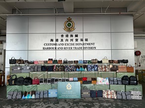 香港海关九月九日在葵涌货柜码头检获约二万五千件怀疑冒牌货物，包括太阳眼镜、手袋和钱包，估计市值共约六百万元。图示部分检获的怀疑冒牌货物。