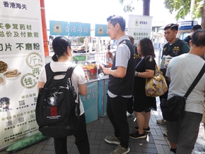Hong Kong Customs launched an operation today (September 28) to step up patrols during the National Day Golden Week period at popular shopping spots in various districts and to remind traders to comply with the requirements of the Trade Descriptions Ordinance, with a view to safeguarding rights of local consumers and visitors. Photo shows Customs officers distributing pamphlets in Tsim Sha Tsui.