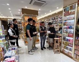 Hong Kong Customs launched an operation today (September 28) to step up patrols during the National Day Golden Week period at popular shopping spots in various districts and to remind traders to comply with the requirements of the Trade Descriptions Ordinance, with a view to safeguarding rights of local consumers and visitors. Photo shows Customs officers distributing pamphlets in Causeway Bay.