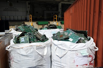 香港海关于八月至九月进行代号「破浪」的特别行动，侦破四宗涉嫌利用远洋船走私的案件和两宗涉嫌利用内河船走私的案件，并检获大批怀疑走私货物，估计市值共约一亿元。图示部分检获的电子废料。
