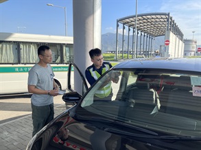 With a view to enhancing efficiency of customs clearance at land boundary control points and assisting cross-boundary private cars (CBPC) (including private cars participating in the Northbound Travel for Hong Kong Vehicles scheme) to travel between the Mainland and Hong Kong, Customs has implemented the "Smart Crossing" Scheme that improves the recognition rate of the licence plate numbers of CBPC. Photo shows Customs officer affixing a radio frequency identification tag onto a CBPC.