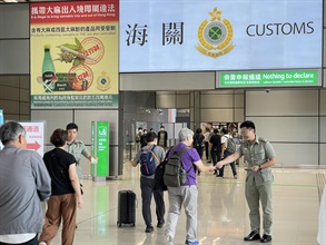Hong Kong Customs has drawn up a series of measures to prepare for the arrival of Mainland visitors and cater for the commuting needs of Hong Kong citizens during the National Day Golden Week period to ensure smooth passenger, vehicular and goods flows at each control point. Photo shows Customs officers distributing pamphlets of Smart Guide to Passenger Clearance to remind visitors not to carry prohibited and controlled articles in and out of Hong Kong at boundary control points.
