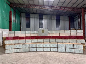 In the past two weeks, Hong Kong Customs detected three illicit cigarette cases at different levels, including two large-scale illicit cigarette smuggling cases and one case that involved two suspected illicit cigarette storage centers. A total of about 12.6 million suspected illicit cigarettes and about 54 kilograms of suspected duty-not-paid manufactured tobacco products, with an estimated market value of about $47 million and a duty potential of about $32 million, were seized. Photo shows the suspected illicit cigarettes seized in Fanling yesterday (October 3).