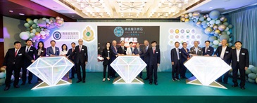 Hong Kong Customs today (October 6) announced the establishment of the Dealers in Precious Metals and Stones Sector Advisory Group, and held the inaugural ceremony of the first term of the Advisory Group at the Customs Headquarters Building. Photo shows the Commissioner of Customs and Excise, Ms Louise Ho (centre), officiating at the launch ceremony with members of the Advisory Group.