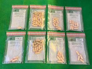 香港海关昨日（十月七日）在香港国际机场侦破一宗涉及一名入境旅客的体内藏毒案件，检获约860克怀疑可卡因，估计市值约九十万元。图示检获的怀疑可卡因。