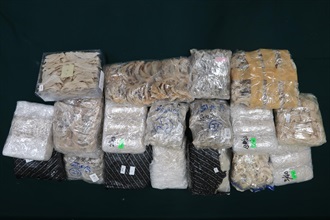 Hong Kong Customs yesterday (October 12) detected a suspected smuggling case involving a private car at the Heung Yuen Wai Control Point and seized about 12 kilograms of suspected smuggled bird's nests with an estimated market value of about $700,000. Photo shows the suspected smuggled bird's nests seized.