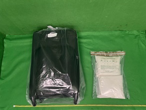 香港海關昨日（十月十九日）在香港國際機場偵破一宗行李藏毒的販毒案件，檢獲約三公斤懷疑可卡因，估計市值約三百二十萬元。圖示檢獲的懷疑可卡因和用作收藏毒品的行李箱。