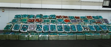 The Hong Kong Customs and Excise Department mounted an anti-smuggling operation at the Lok Ma Chau Control Point yesterday (October 22) and seized about 48 000 suspected smuggled hairy crabs, weighing about 10.8 tonnes, with a total estimated market value of about $7.2 million. Photo shows the suspected smuggled hairy crabs seized.