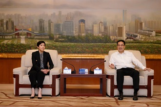 The Commissioner of Customs and Excise, Ms Louise Ho, today (October 25) led a delegation to visit the Shenzhen Customs District and met with the Director General in Shenzhen Customs District, Mr Zheng Jugang. Photo shows Ms Ho (left) in a meeting with Mr Zheng (right).