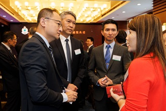 Hong Kong Customs today (October 26) held an award presentation ceremony of the Elite Enterprise Partnership Award 2023 at the Customs Headquarters Building. Photo shows Customs officers mingling with the guests.