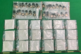 香港海关昨日（十月二十九日）在香港国际机场侦破两宗行李藏毒的贩毒案件，检获约三点五公斤怀疑可卡因和约二点五公斤怀疑海洛英，估计市值共约六百万元。图示检获的怀疑海洛英及用作收藏毒品的曲奇饼。