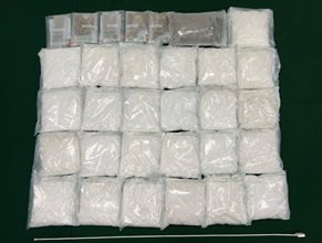 香港海关昨日（十月三十一日）在葵涌进行缉毒行动，检获约一百公斤怀疑氯胺酮及约一点四公斤怀疑大麻花，估计市值共约五千二百万元。图示检获的怀疑毒品。