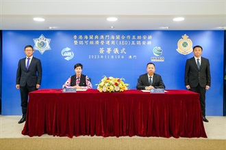 海关关长何珮珊（左二）今日（十一月十日）率领香港海关代表团到访澳门海关，与澳门海关关长黄文忠（右二）签订《合作互助安排》及《认可经济营运商互认安排》，加强双方于执法及便利贸易方面的合作。