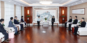 海关关长何珮珊（左五）昨日（十一月十五日）与南昌海关关长党英杰（右四）会面。