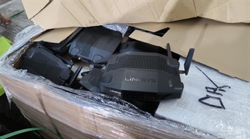 Hong Kong Customs on November 9 detected a suspected case of using an ocean-going vessel to smuggle goods to Vietnam at the Kwai Chung Container Terminals. A large batch of suspected smuggled electronic goods, including cameras, monitors, routers and speakers, with a total estimated market value of about $8 million was seized. Photo shows some of the suspected smuggled routers seized.