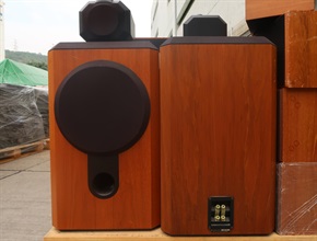 Hong Kong Customs on November 9 detected a suspected case of using an ocean-going vessel to smuggle goods to Vietnam at the Kwai Chung Container Terminals. A large batch of suspected smuggled electronic goods, including cameras, monitors, routers and speakers, with a total estimated market value of about $8 million was seized. Photo shows some of the suspected smuggled speakers seized.