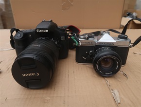 Hong Kong Customs on November 9 detected a suspected case of using an ocean-going vessel to smuggle goods to Vietnam at the Kwai Chung Container Terminals. A large batch of suspected smuggled electronic goods, including cameras, monitors, routers and speakers, with a total estimated market value of about $8 million was seized. Photo shows some of the suspected smuggled cameras seized.