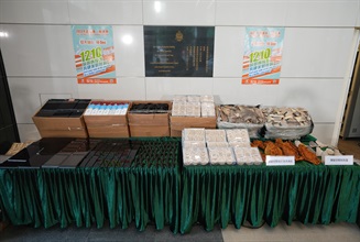 Hong Kong Customs yesterday (November 22) mounted an anti-smuggling operation in Lau Fau Shan and detected a suspected smuggling case involving a speedboat. A batch of suspected smuggled goods, including mobile phones, computer tablets, dried deer tails, dried bird’s nest, suspected scheduled dried totoaba fish maws and suspected scheduled shark fin, with an estimated market value of about $16 million, was seized. Photo shows some of the suspected smuggled goods seized.