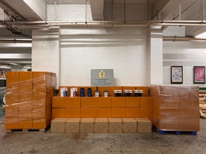 香港海关昨日（十一月二十二日）在荃湾捣破一个怀疑私烟贮存仓库，检获约八十五万支怀疑私烟，估计市值约三百二十万元，应课税值约二百一十万元。图示部分检获的怀疑私烟。