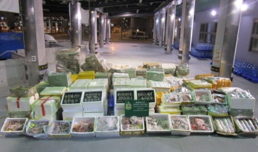 The Hong Kong Customs and Excise Department yesterday (November 24) seized about 1 800 suspected smuggled hairy crabs, weighing about 550 kilograms, and about 3 700 kg of meat and poultry, with an estimated market value of about $520,000 at the Hong Kong-Zhuhai-Macao Bridge Hong Kong Port. Photo shows the suspected smuggled hairy crabs, meat and poultry seized.