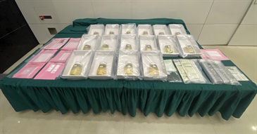 香港海關於十一月二十三日和昨日（十一月二十四日）在香港國際機場和粉嶺檢獲約二十四公斤懷疑液態可卡因及不同類型懷疑毒品，估計市值約三千零十萬元。圖示檢獲的懷疑液態可卡因。