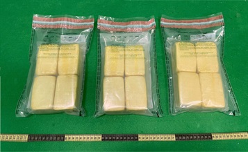 香港海關昨日（十一月二十四日）在香港國際機場偵破一宗入境旅客販運毒品案件，檢獲約三公斤懷疑可卡因，估計市值約三百三十萬元。圖示檢獲的懷疑可卡因。