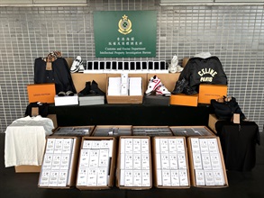 香港海關十一月二十一日在深圳灣管制站檢獲約八百五十件懷疑冒牌貨物，估計市值共約一百二十萬元。圖示部分檢獲的懷疑冒牌貨物。