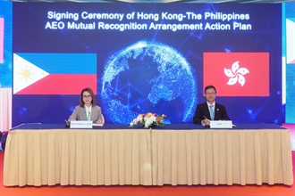 The Assistant Commissioner of Customs and Excise (Excise and Strategic Support), Mr Rudy Hui (right), signs the Action Plan for AEO Mutual Recognition Arrangement with a representative from Customs administration of the Philippines at the AEO Symposium for ASEAN and Hong Kong, China held today (November 30).