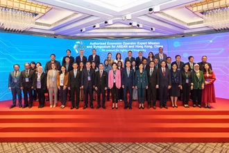 The Commissioner of Customs and Excise, Ms Louise Ho (first row, centre), takes a photo with participants at the AEO Symposium for ASEAN and Hong Kong, China, held today (November 30).